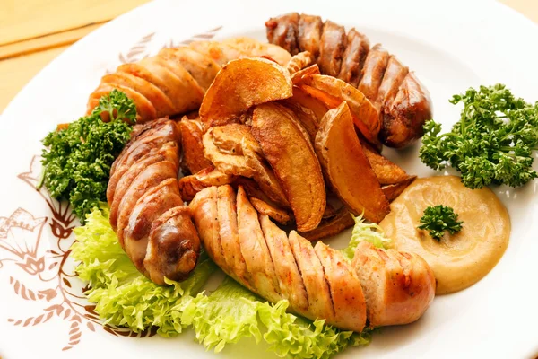 Kiełbaski z ziemniakami — Zdjęcie stockowe