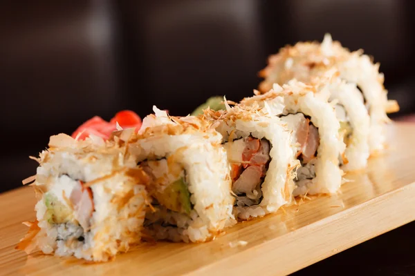 Sushi na tábua de madeira — Fotografia de Stock