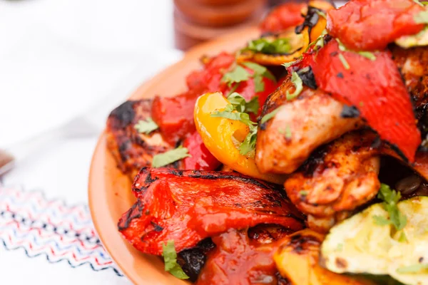 Verduras a la parrilla y pollo —  Fotos de Stock