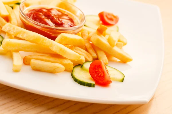 Pommes frites med ketchup — Stockfoto