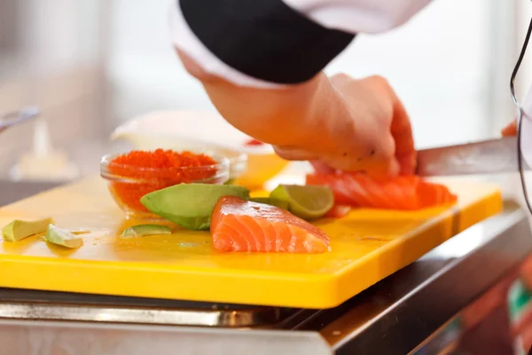 Kocken att göra sushi — Stockfoto