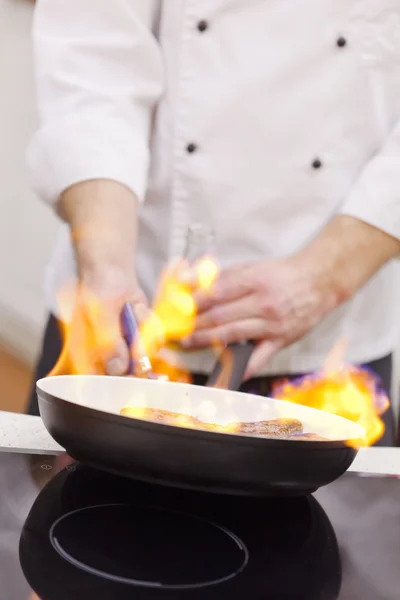 Panela com fogo — Fotografia de Stock