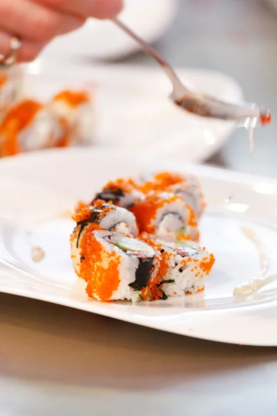 Szef kuchni, Dokonywanie sushi — Zdjęcie stockowe
