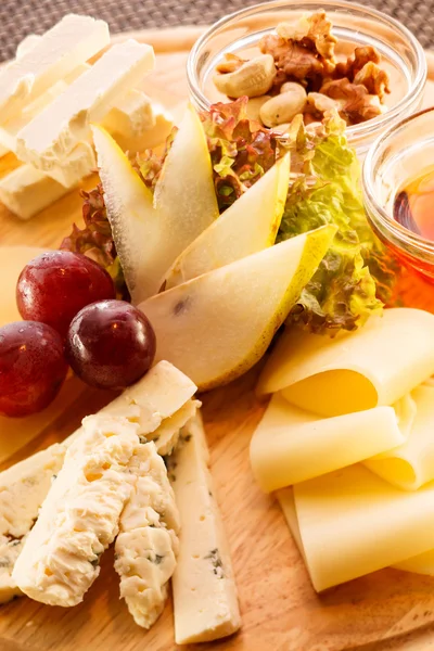 Cheese plate with grapes — Stock Photo, Image