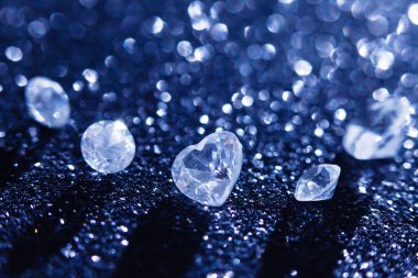 Siyah üzerine elmaslar