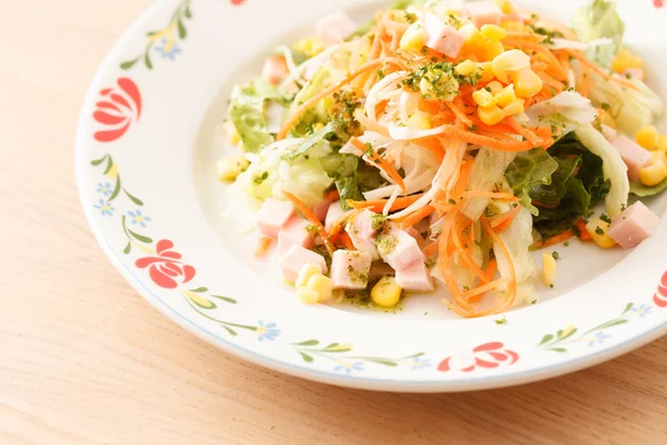 Salade de légumes aux croûtons — Photo
