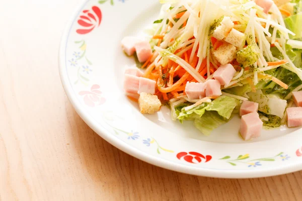 Salada vegetal com croutons — Fotografia de Stock