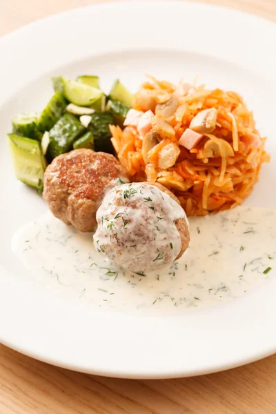 Meatballs with cabbage — Stock Photo, Image