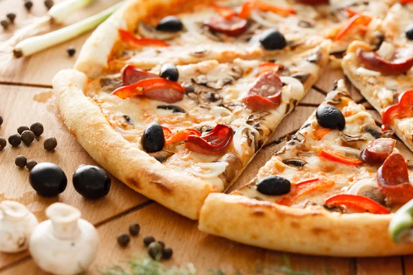 Pizza vom Feinsten — Stockfoto