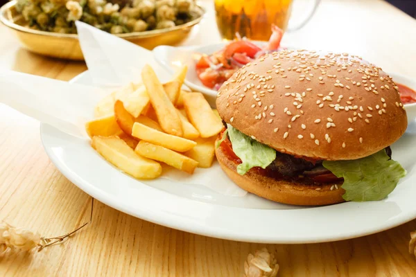 Comida rápida. hambúrguer e batatas fritas — Fotografia de Stock