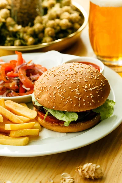 Comida rápida. hamburguesa y papas fritas — Foto de Stock