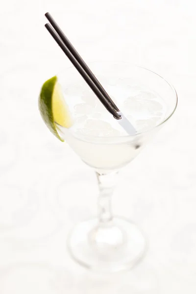 Cocktail with lime — Stock Photo, Image