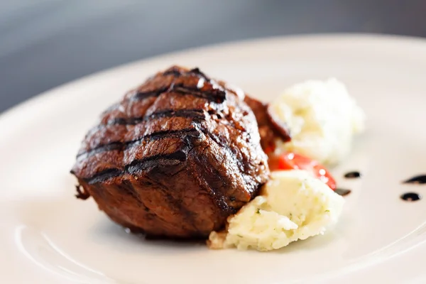 Steak avec purée de pommes de terre — Photo