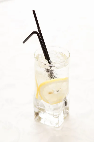 Cocktail mit Zitrone — Stockfoto