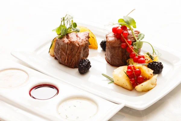 Steak with fresh berries — Stock Photo, Image