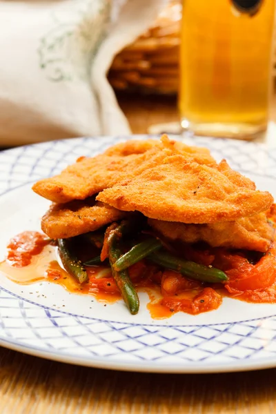 Wiener Schnitzel with vegetables — Stock Photo, Image