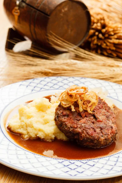 Beef cutlet with mashed potatoes and cabbage — Stock Photo, Image