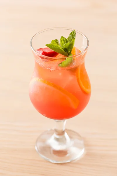 Cocktail met oranje en aardbei — Stockfoto