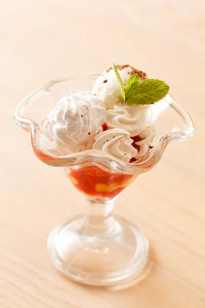 Dessert mit Eis — Stockfoto