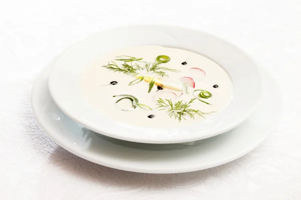 Холодный суп с огурцом — стоковое фото