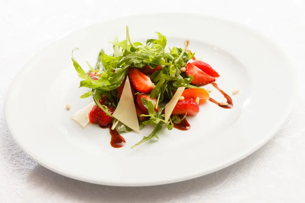 Ensalada con fresas —  Fotos de Stock