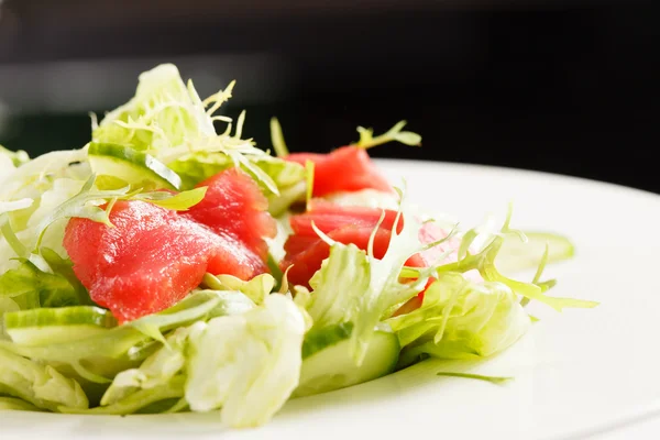 Salat mit Thunfisch — Stockfoto