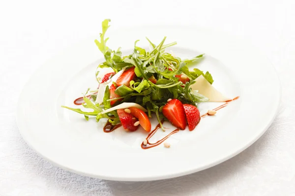 Salad with strawberries — Stock Photo, Image