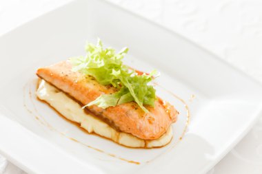 Somon steak patates püresi ile