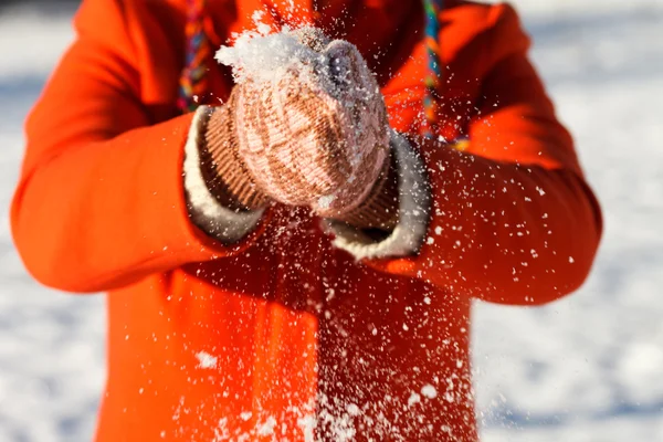 Жінка рука в снігових рукавичках — стокове фото