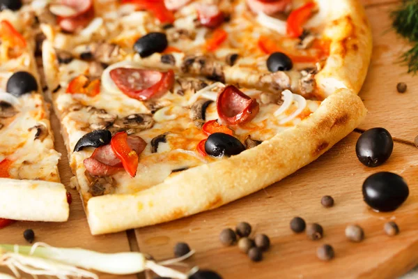 Pizza vom Feinsten — Stockfoto