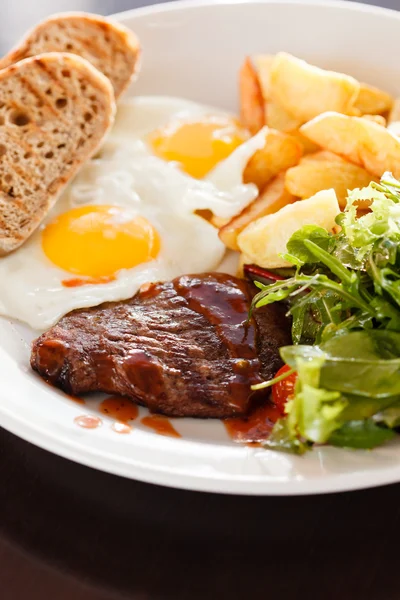 Biefstuk met eieren en groenten — Stockfoto