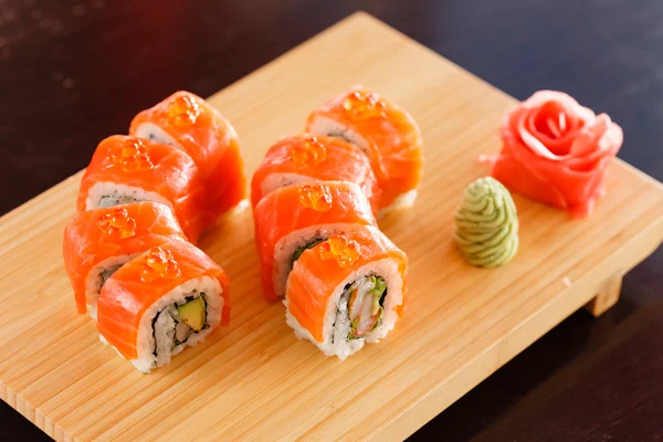 Sushi na tábua de madeira — Fotografia de Stock