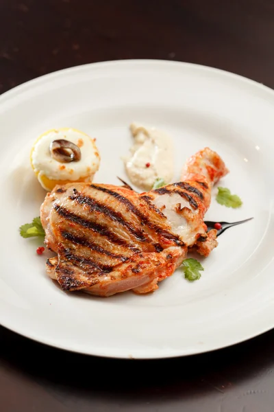 Gegrillte Hühnerkeulen — Stockfoto