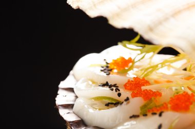 Bir midye kabuğu üzerinde sunulan callops