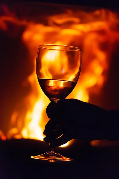 暖炉のそばのワインのガラス — ストック写真