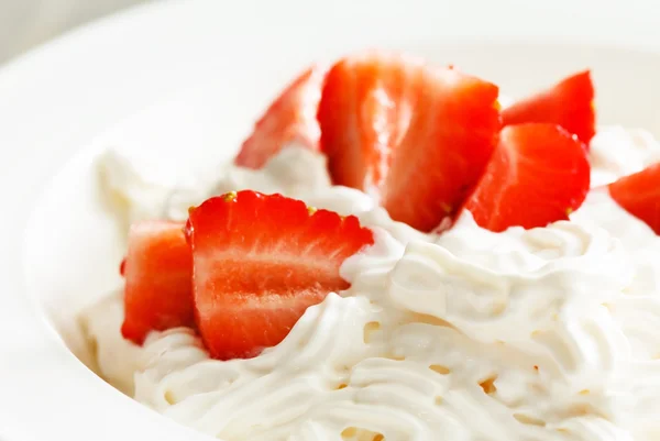 Strawberries with cream — Stock Photo, Image