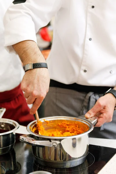 Chef-kok op het werk — Stockfoto