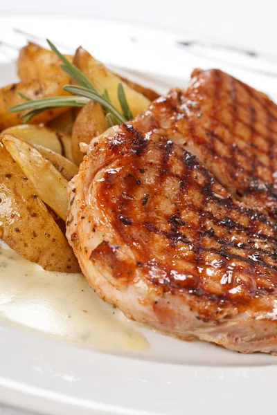 Steak with potatoes — Stock Photo, Image