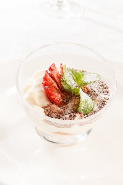 tiramisu çilek ile