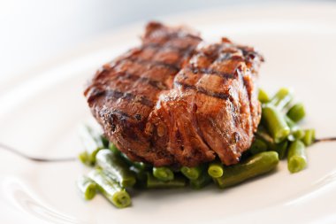 biftek, kuşkonmaz ile