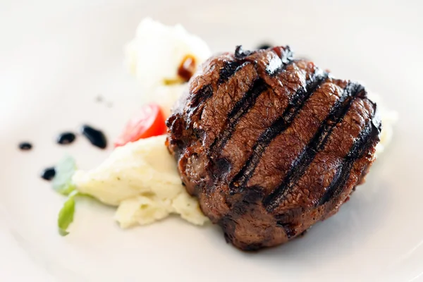 Steak met aardappelen — Stockfoto