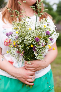 kadın holding çiçekler