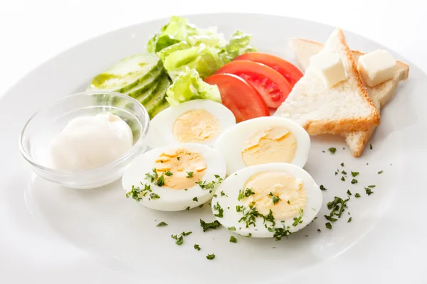 Jaja, tosty i warzywa — Zdjęcie stockowe