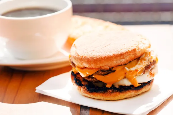 Hamburger en koffie beker — Stockfoto