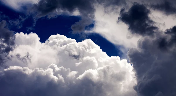 Lucht met wolken — Stockfoto