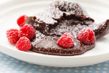 Ahududu ile çikolata tatlı