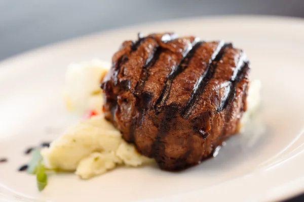 Steak mit Kartoffelpüree — Stockfoto