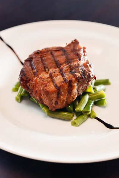 Steak mit Bohnen — Stockfoto