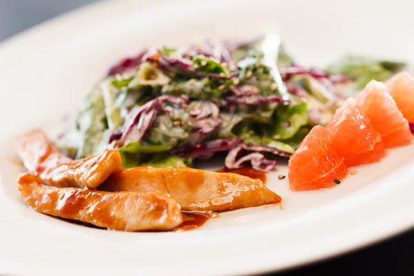 Salada com frango — Fotografia de Stock