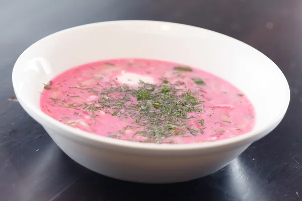 Холодный свекольный суп — стоковое фото